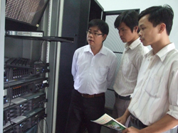 Cán bộ viên chức Sở TT&TT kiểm tra vận hành Trung tâm kết nối thông tin giữa tỉnh Hòa Bình và TƯ.